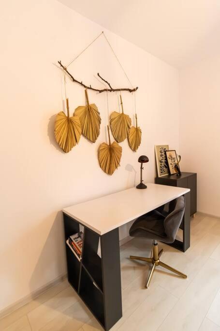 Apartment Arte - 2 Bedroom Near Coresi Mall With Free Parking *